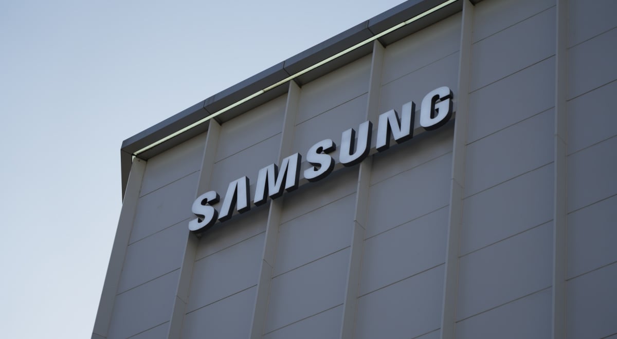 CyberNews's tweet card. Samsung Electronics will make AI microchips for Tesla.