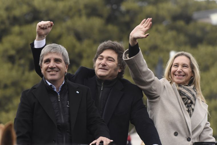RicBenedetti's tweet card. Javier Milei junto a Luis Caputo y Karina Milei en La RuralJuan Mateo Aberastain / MDZ Con el reloj en marcha, el Gobierno apuesta al calendario para demorar el impacto fiscal de las leyes previsio…