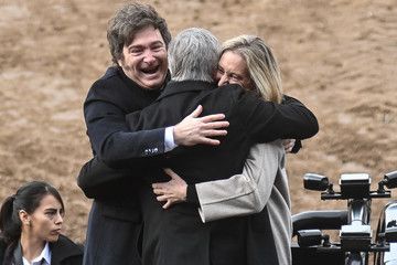 RicBenedetti's tweet card. La decisión de bajar las retenciones tendrá un impacto acotado en los precios locales. Foto: Federico López Claro (Clarín). La baja de impuestos al campo tendrá un efecto de aumento de precios loca…