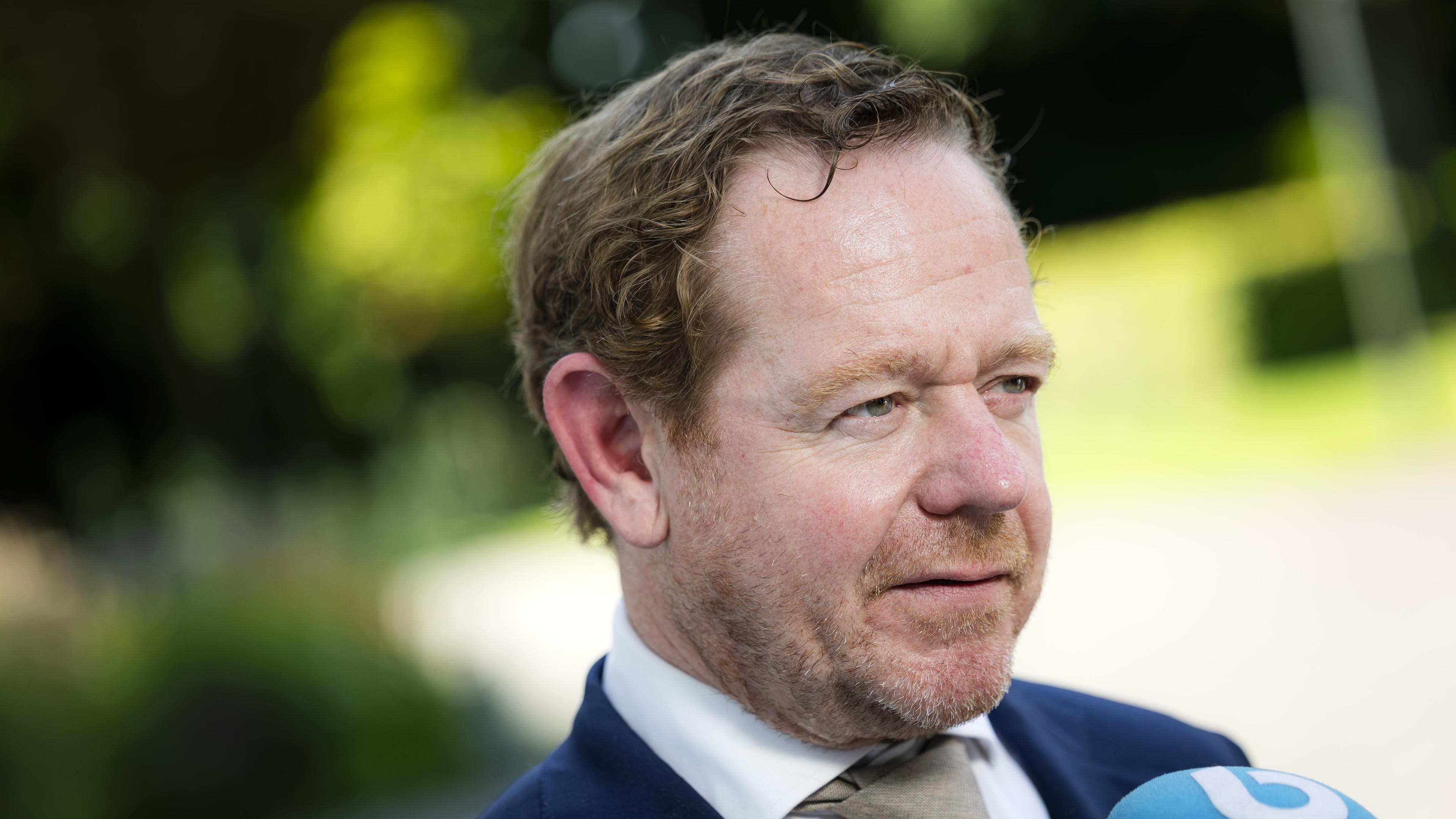 ingridmichon's tweet card. Criminelen kunnen binnenkort hun luxe spullen verliezen zonder dat ze eerst veroordeeld zijn. Dat staat in een nieuw wetsvoorstel waarmee demissionair justitieminister David van Weel (VVD) eindelijk...