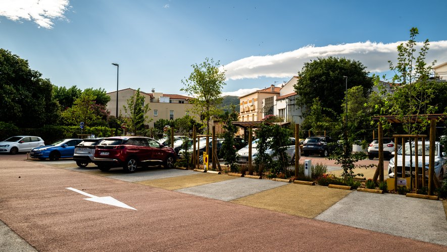 lindependant's tweet card. La ville de Banyuls-sur-Mer a dévoilé il y a un mois un parking réalisé en béton drainant. Cette innovation vise à absorber l’eau et éviter les inondations. Les communes des Pyrénées-Orientales et...