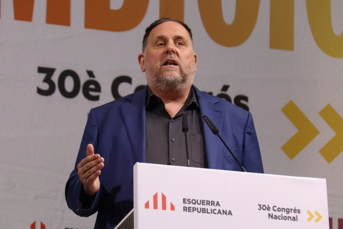 LaRepublicaCat's tweet card. El president d’Esquerra, Oriol Junqueras, ha desinflat els bons ànims de Pedro Sánchez, especialment després que una avaria de senyalització a Sants hagi fet col·lapsar tota la xarxa de Rodalies a...