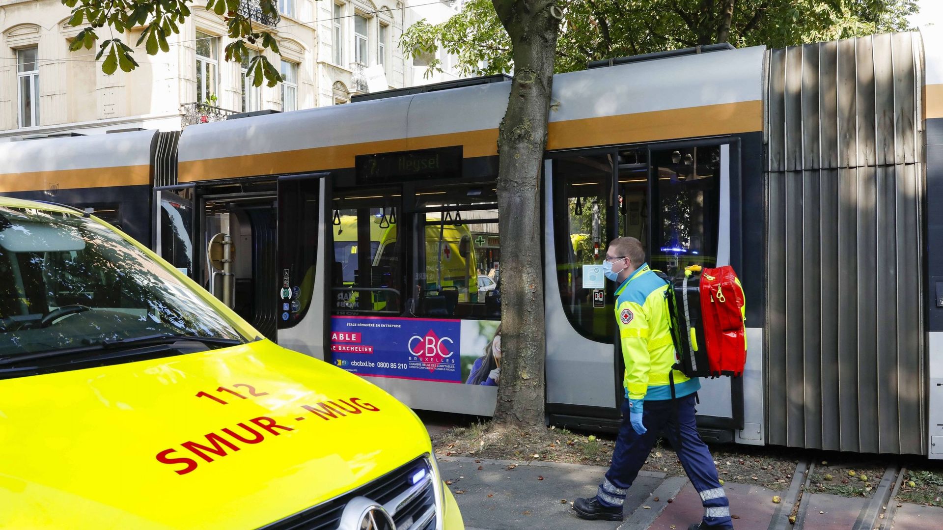 RTBFinfo's tweet card. 'Nous avions une nouvelle ambulance qui a été mise en service le 22 juillet. Le 26, elle a subi un accident. Faites le...