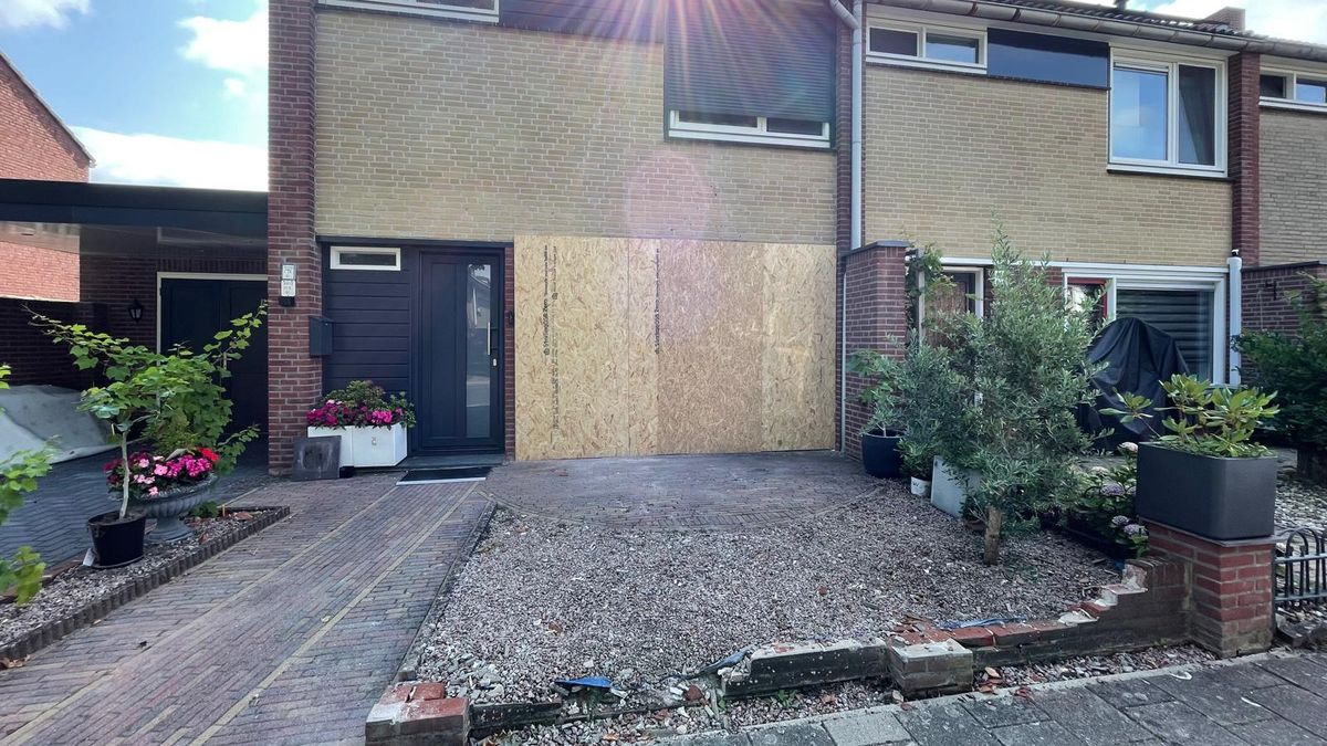Piet_Heyn's tweet card. Ze zijn nog steeds niet bekomen van de schrik. De bewoners van het huis in Hengelo waar afgelopen zaterdag een auto met een 11-jarig meisje achter het stuur naar binnen reed. De voorgevel van het...