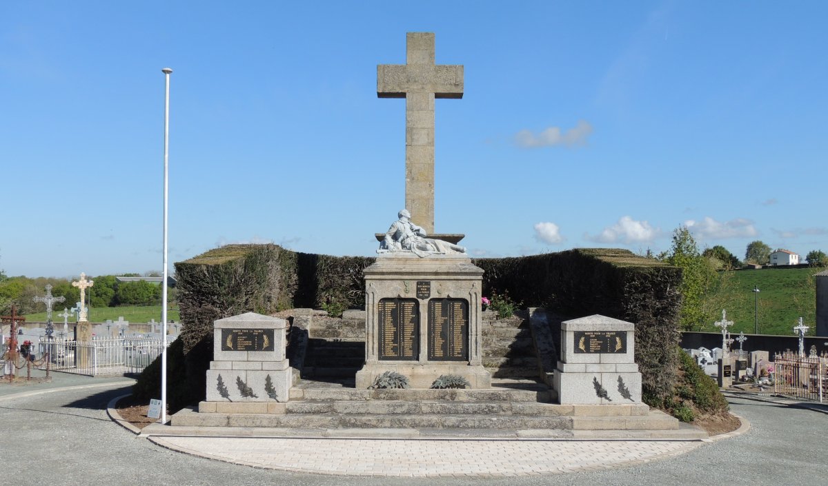 BRINDILLE851's tweet card. Malgré son succès hors du commun, le Puy du Fou est régulièrement accusé de mettre au goût du jour une histoire en noir et blanc aussi romancée que partisane. Au cœur des critiques, le récit des...