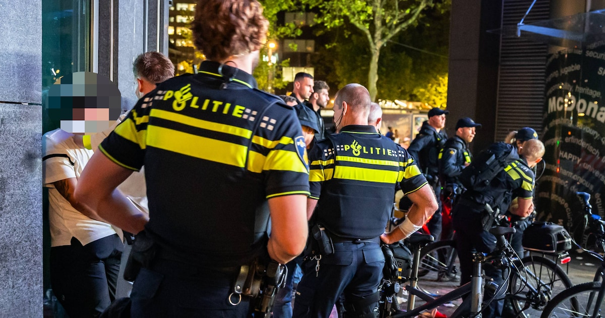 Piet_Heyn's tweet card. Drie agenten zitten nog thuis na incidenten tijdens het Zomercarnaval in Rotterdam. Twee van hen raakten gewond toen zij tijdens hun werk werden gebeten door arrestanten, bij de derde ging per...
