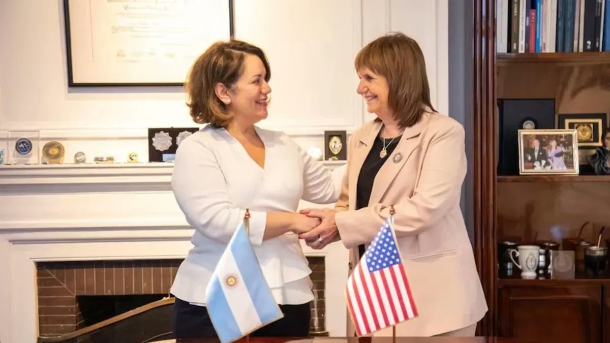 Nodal on X: "#Argentina 🇦🇷 : la visita de Kristi Noem, la embajadora de  la política represiva del Norte ✍️ Por @EmiliaTrabucco 👇  https://t.co/LAS3M9J48M" / X