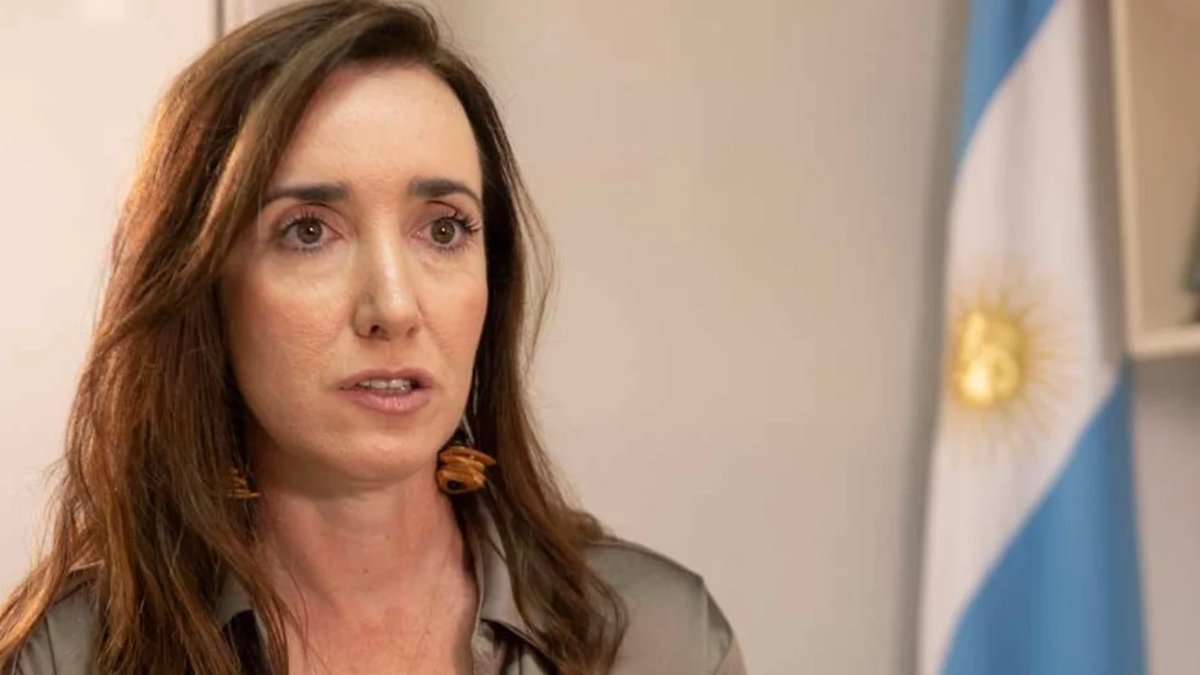 AiredeSantaFe's tweet card. La vicepresidenta Victoria Villarruel rompió el silencio en el Día de la Gendarmería. Su entorno había denunciado que Presidencia no autorizó sus ingresos para el acto de Milei en La Rural.