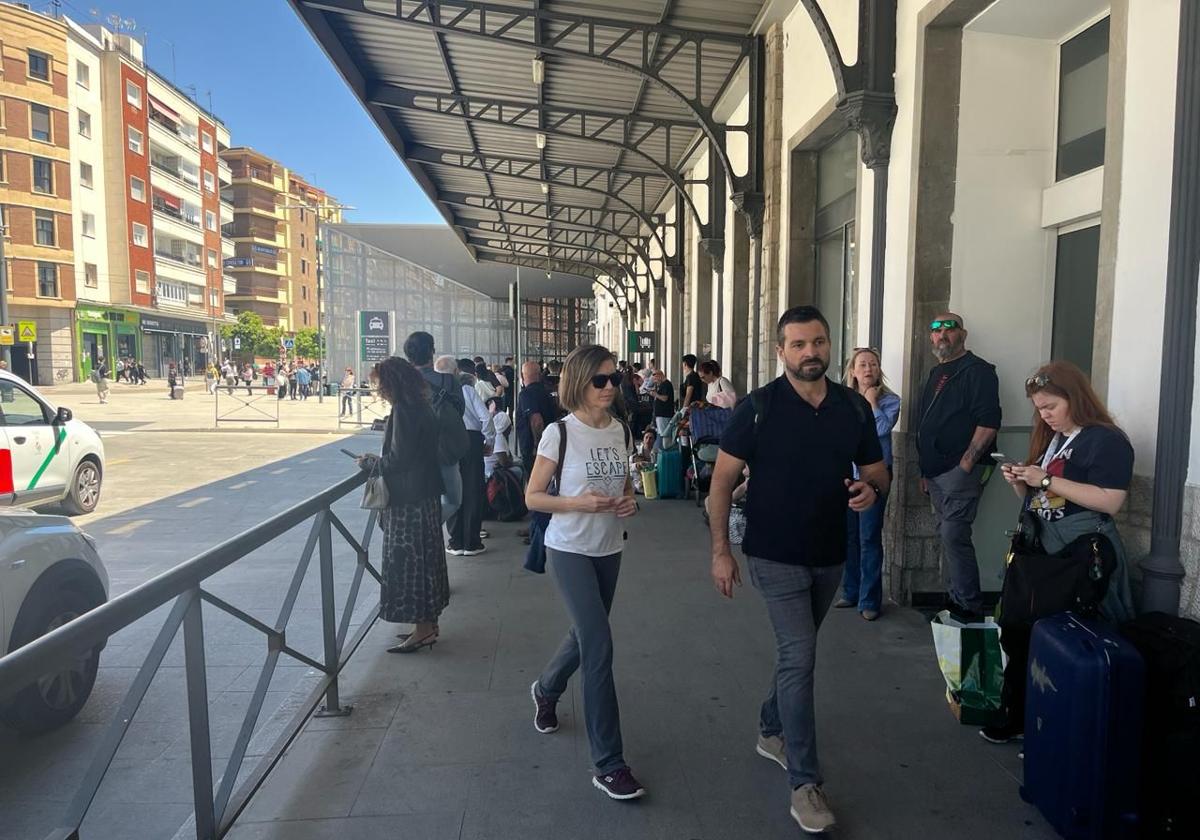 ideal_granada's tweet card. El tren que debía llegar a las 16:52 horas a la capital nazarí se encuentra detenido en la estación de Antequera