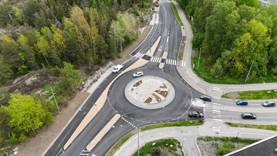 Fintraffic_fi's tweet card. Vuosaaren tietunnelin varareitin parannustyöt on saatu pääosin valmiiksi, ja seuraavaksi reitin toimivuus testataan liikenteellä 16.–18.6. Testauksen aikana tunneli on kokonaan suljettu, ja liikenne...