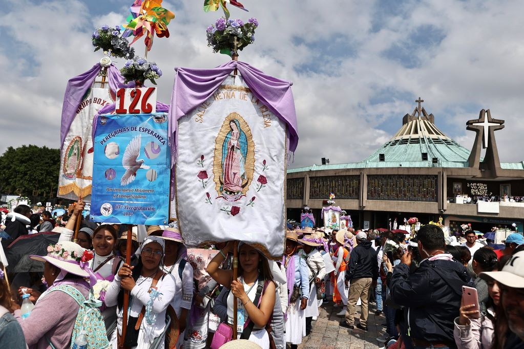 universalqro's tweet card. Desde las primeras horas de ayer, los peregrinos comenzaron a llenar la explanada de la Basílica de Guadalupe, en la CDMX