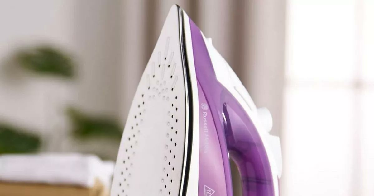 EchoWhatsOn's tweet card. "Great value for money! Excellent iron. Heats quickly to efficiently press garments. Even linen!"