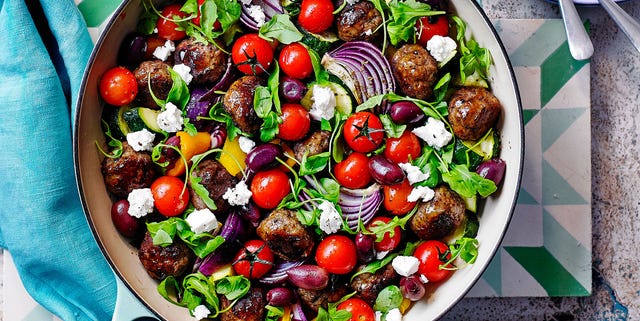 GHmagazine's tweet card. Easy to make and packed with juicy meatballs, veggies and delicious Mediterranean flavours, this traybake is sure to be a hit.