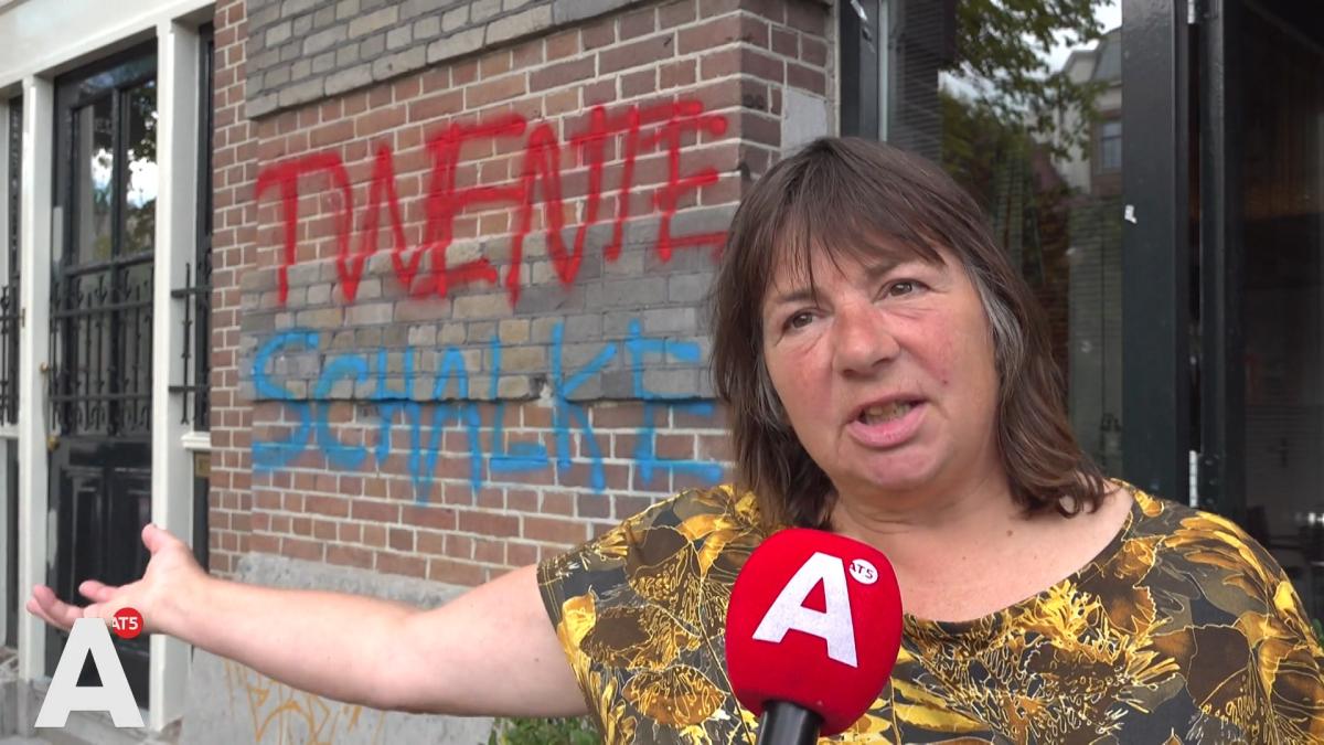 4ernst's tweet card. Woningen beklad in de Jordaan en op de Prinsengracht: "Ik wil dat ze komen poetsen"