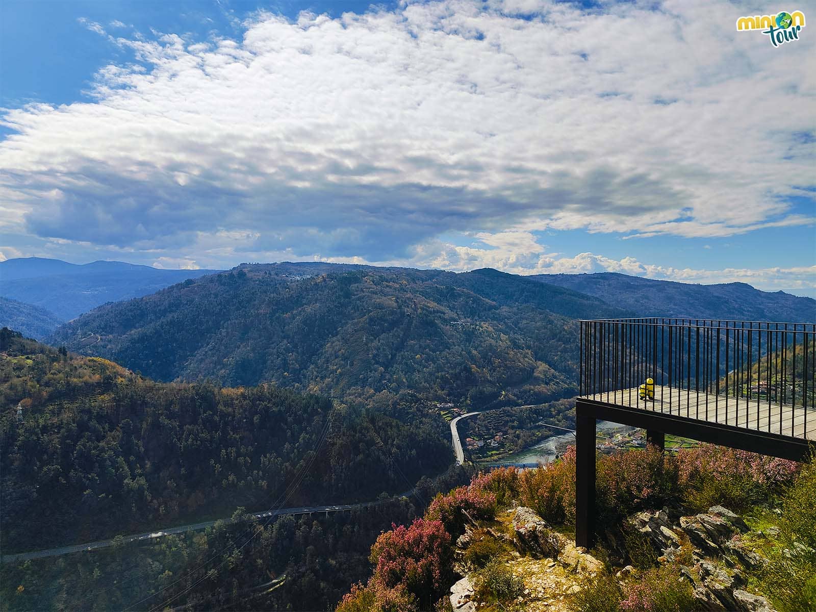 MiniOnTourES's tweet card. El Mirador do Alto da Picota - Os Peares es uno de los más espectaculares de la Ribeira Sacra lucense. Descubre aquí cómo visitarlo.