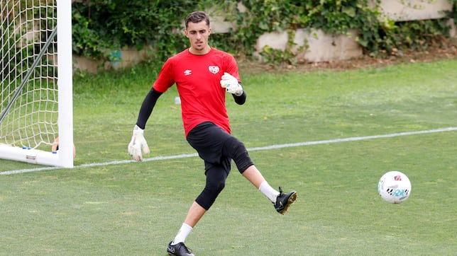 AS_MMartin's tweet card. El guardameta del Rayo renueva y sale cedido a este club de la segunda portuguesa. Este lunes ha pasado reconocimiento y entrenará con su nuevo equipo.