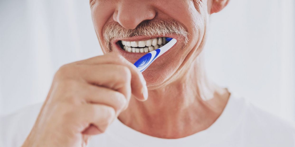 65ymuchomas's tweet card. El Consejo General de Dentistas y la Fundación Dental Española (FDE) ha publicado un decálogo