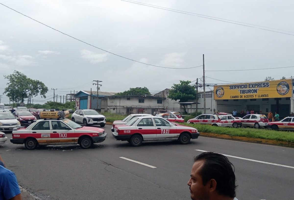ImagendeVer's tweet card. Taxistas bloquearon la carretera Veracruz-Xalapa en ambos sentidos a la altura del distribuidor vial de la colonia Amapolas al poniente de la Ciudad de Veracruz.