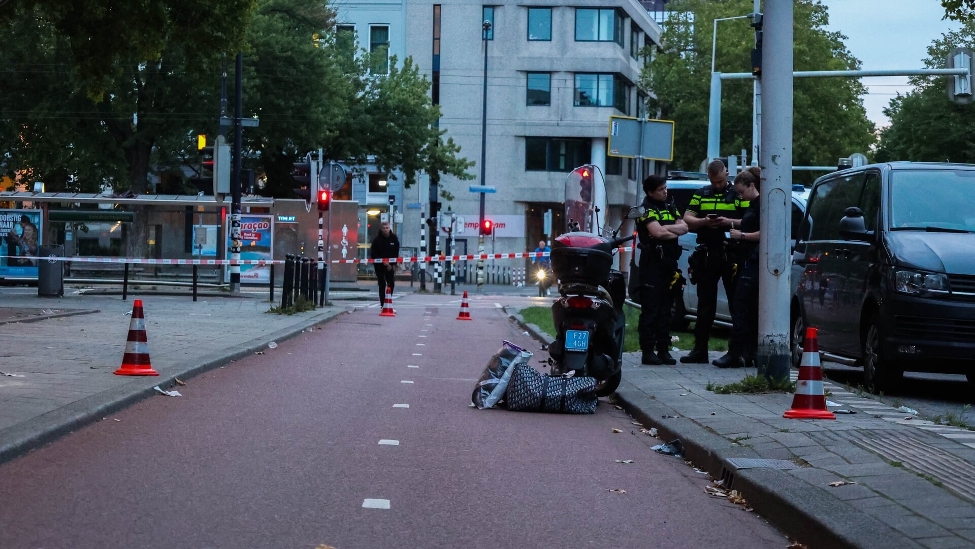 Piet_Heyn's tweet card. Rotterdam - De man die vanochtend in alle vroegte twee agenten in het been stak op de Rochussenstraat werd gecontroleerd na meldingen over iemand die bij de Nieuwe Binnenweg lukraak de weg op sprong...