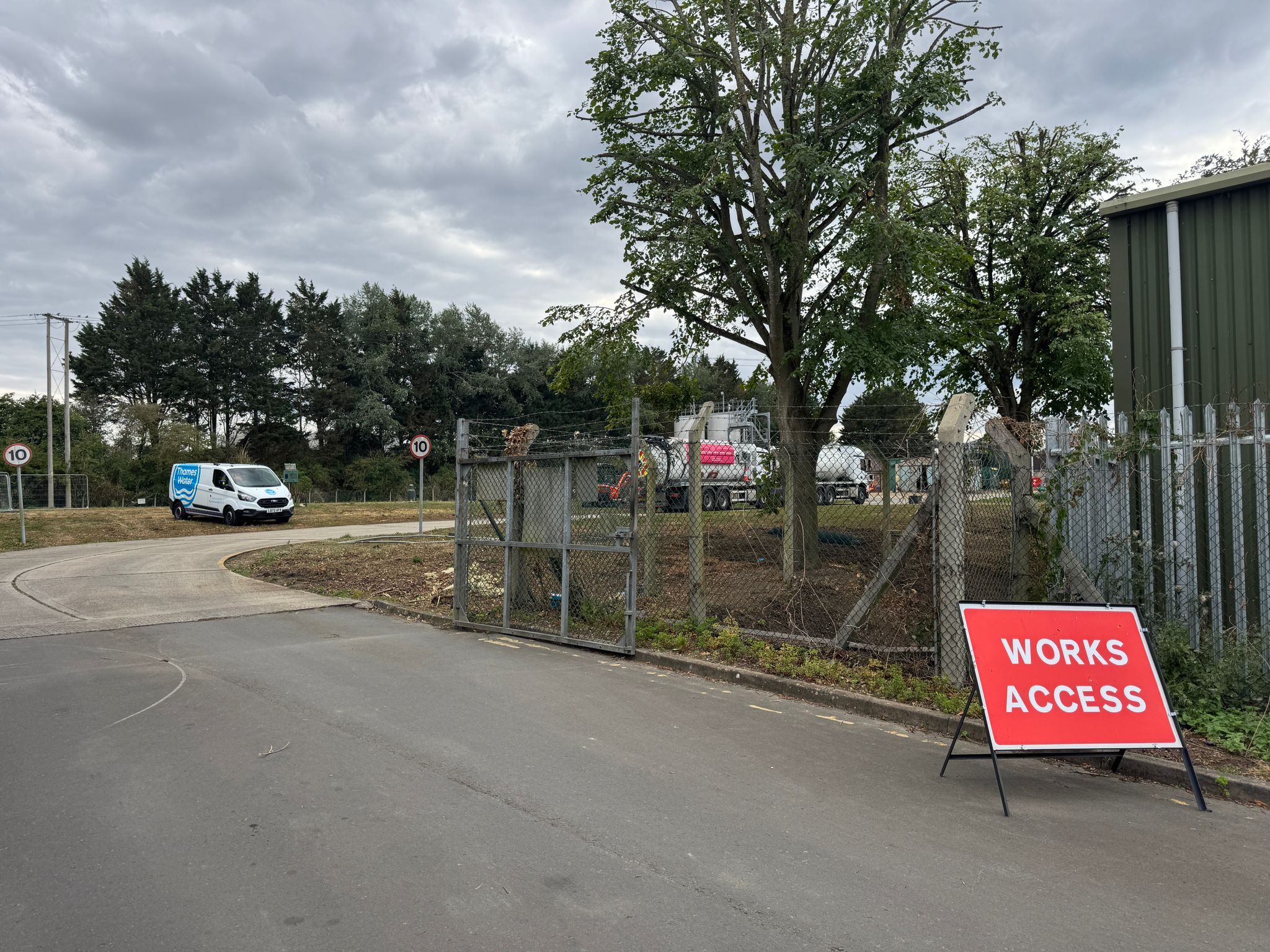 TheOxfordMail's tweet card. A “serious” pollution incident is unfolding at a water treatment site in Oxfordshire. 