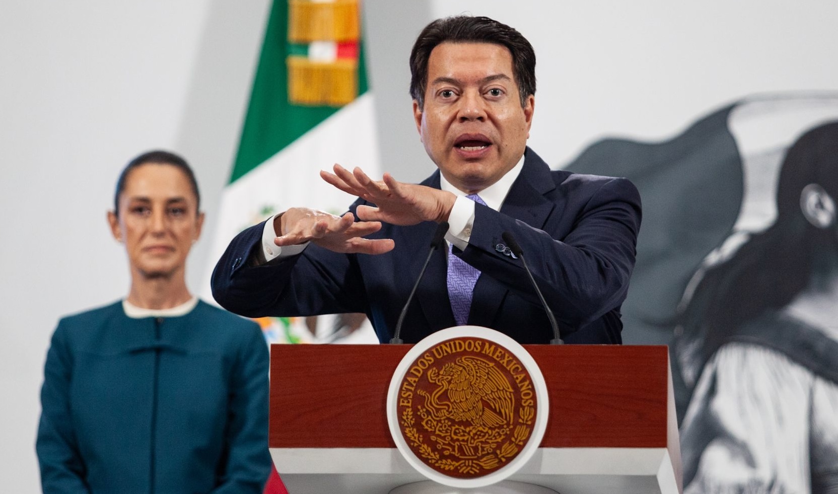 emeequis's tweet card. Con Mario Delgado presente, la presidenta Sheinbaum dice que los servidores públicos deben seguir la máxima juarista de que no puede haber gobierno rico con pueblo pobre.