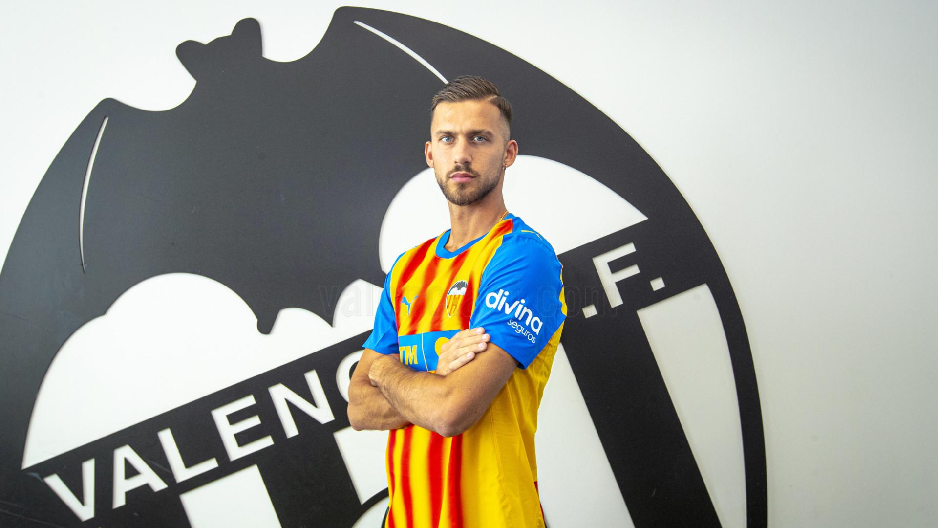 DepCOPEValencia's tweet card. Es oficial el traspaso del central zurdo del Mallorca. El Valencia CF paga una cantidad cercana a los cuatro millones de euros incluyendo bonus.