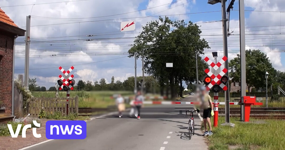 Piet_Heyn's tweet card. In Essen heeft een vrouw samen met 2 kinderen een gesloten spoorwegovergang overgestoken. Op sociale media circuleren beelden van die zware overtreding. Politiezone Grens onderzoekt het incident,...