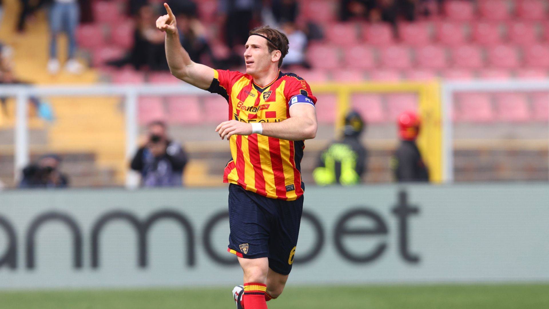 GoalItalia's tweet card. Il Lecce sta per salutare il suo capitano: Federico Baschirotto si avvicina alla Cremonese, pronta a versare 3 milioni ai salentini.