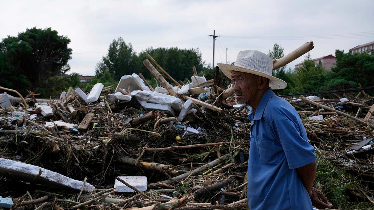 501Awani's tweet card. Pihak berkuasa di Beijing mengeluarkan amaran berkenaan hujan lebat dan banjir pada Isnin, apabila sebahagian kawasan ibu negara China itu bersiap sedia menghadapi hujan lebat berterusan.