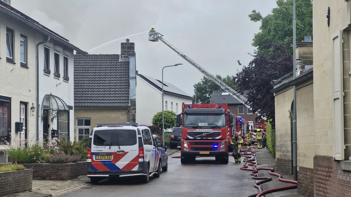 BoertjePummel's tweet card. De brandweer is maandagmiddag uitgerukt voor een brand in een loods in IJzeren.