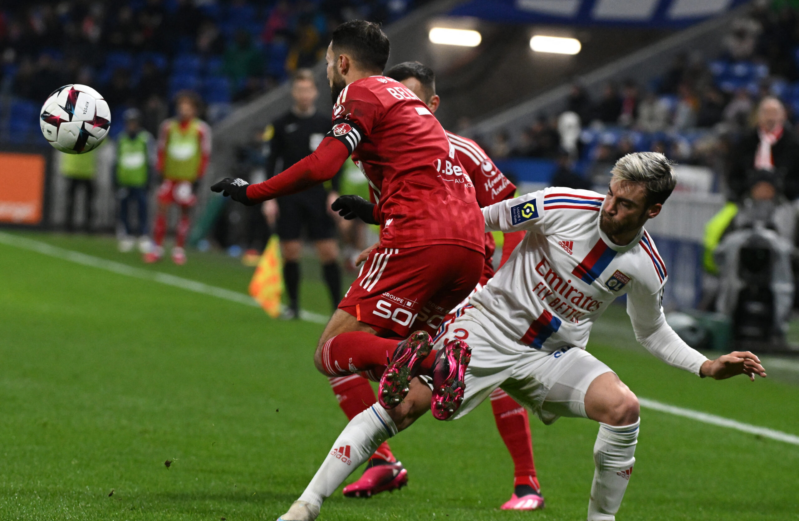 oetl's tweet card. Libre de tout contrat depuis le 1er juillet, Nicolas Tagliafico est parti pour rester à l'OL. Il signerait pour deux ans.