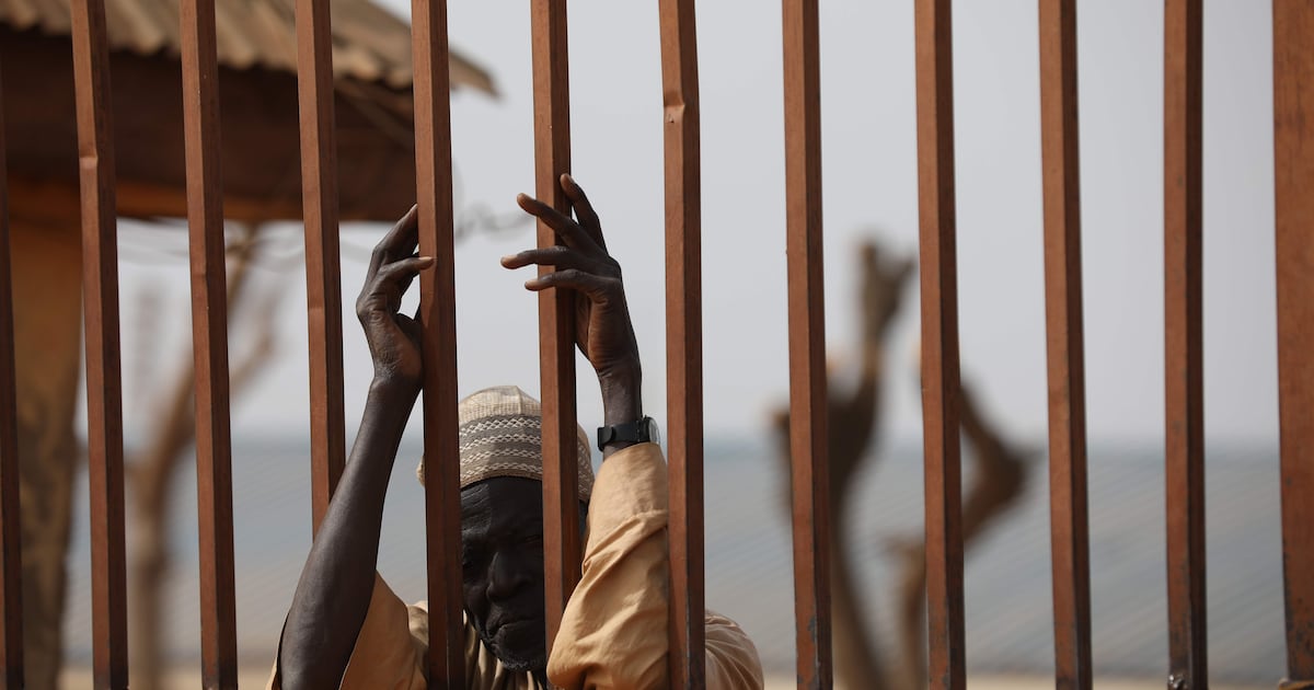 RietOfferman's tweet card. Bendeleden in Nigeria hebben 33 gijzelaars gedood hoewel het losgeld voor hun vrijlating was betaald. Onder de ontvoerde inwoners van het dorpje Banga in het noordwesten van het Afrikaanse land waren...