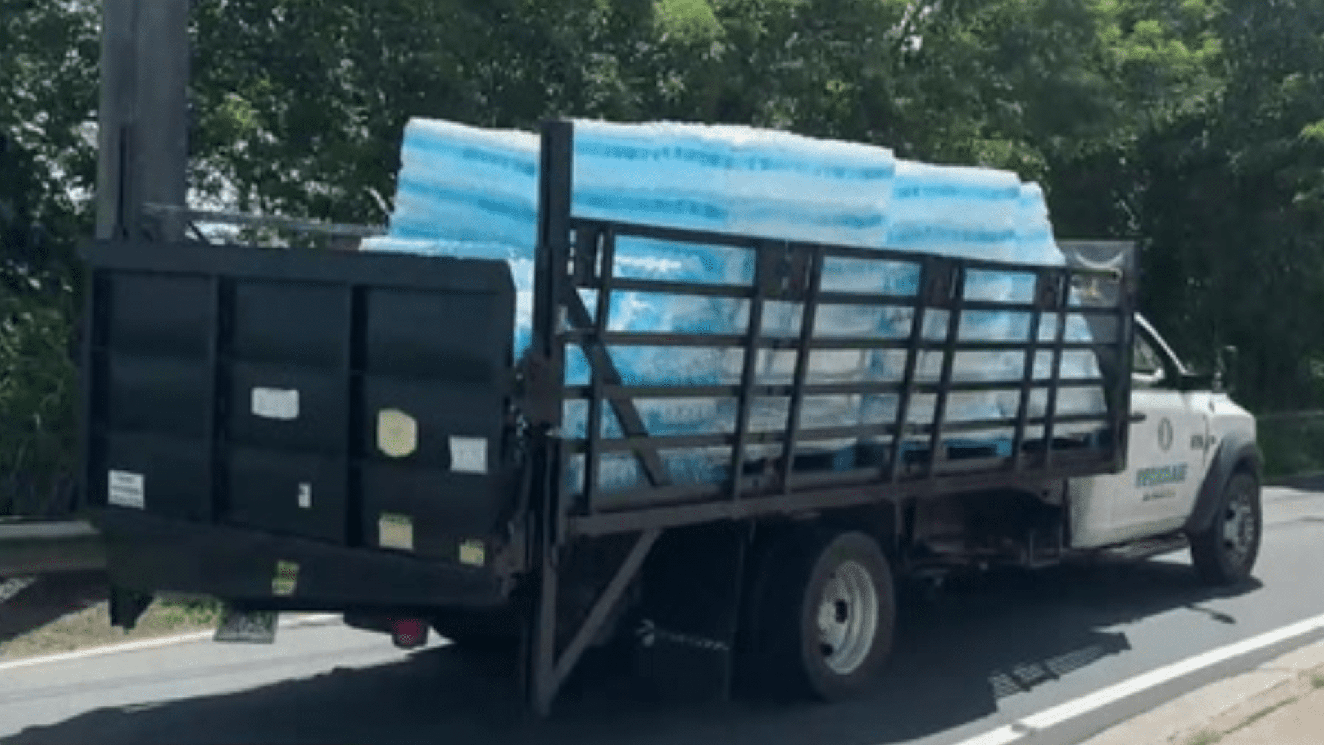 tele11PR's tweet card. Residentes de Corozal enfrentan falta de agua potable desde hace semanas debido a problemas mecánicos en la represa de Negro, que suple a un 40 por ciento d ...
