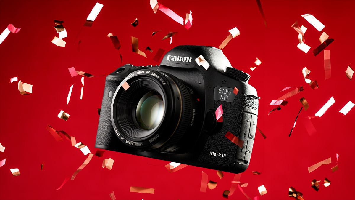 DigitalCameraW's tweet card. Celebrating 20 years of a beloved series trusted by professionals and amateurs alike, from the CanonEOS 5D to the EOS R5 Mark II