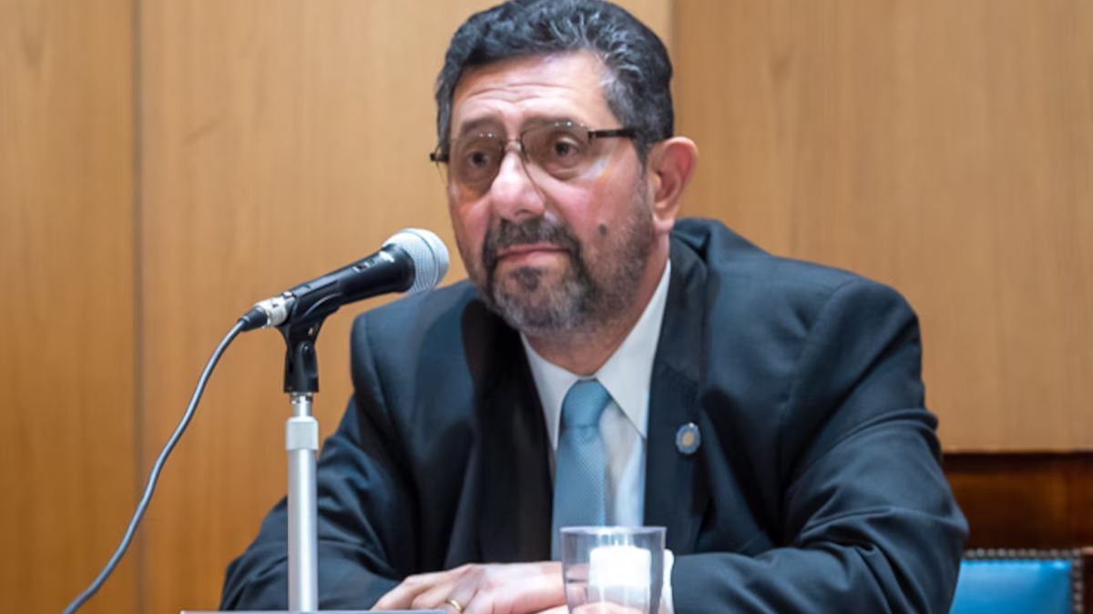 AiredeSantaFe's tweet card. Había alejado en abril de la Secretaría de Legal y Técnica del gobierno de Javier Milei. Lo había reemplazado María Ibarzábal Murphy.