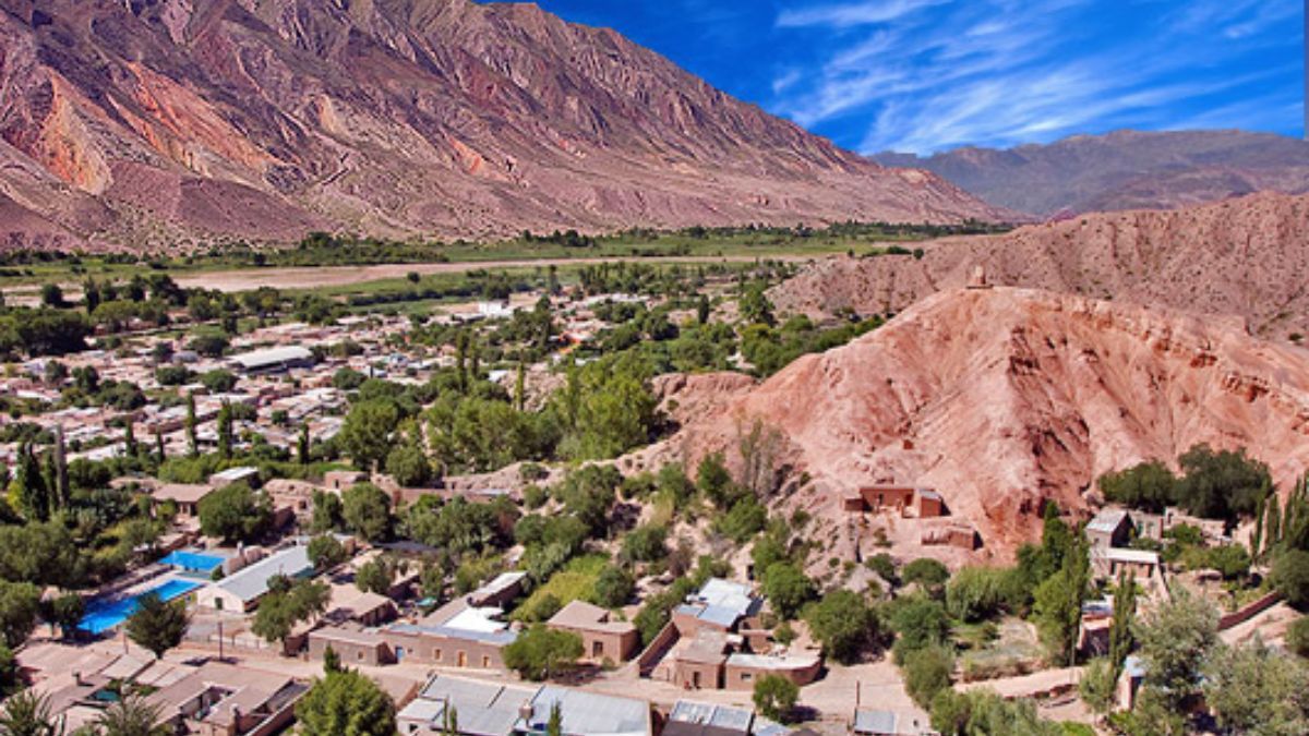 AiredeSantaFe's tweet card. Entre cerros de colores, tradiciones ancestrales y viñedos familiares, Maimará se perfila como uno de los mejores destinos rurales del mundo.