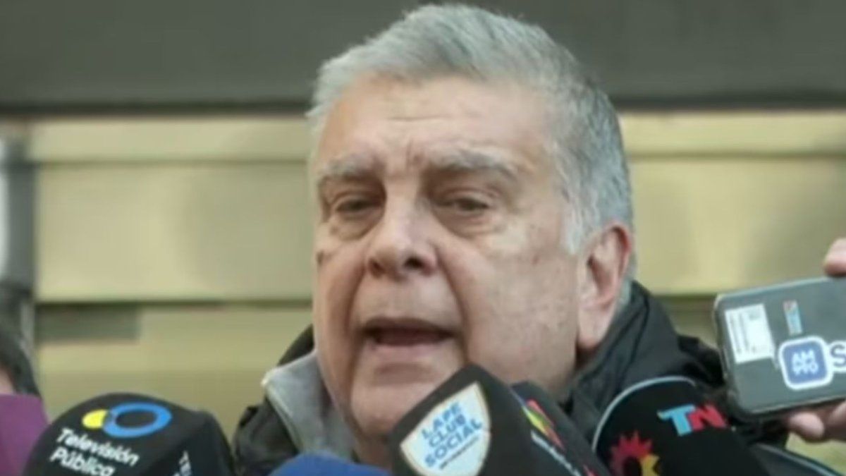 minutounocom's tweet card. El periodista fue atacado durante el partido entre Victoriano Arenas y Central Ballester. Aseguró que continuará como mánager del club.