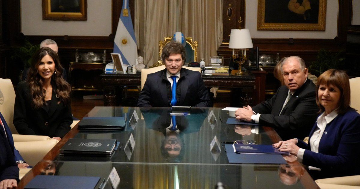 Letra_P's tweet card. Se trata de la secretaria de Seguridad de EEUU, Kristi Noem. Antes, la enviada firmó convenios con Patricia Bullrich. El regreso a las políticas menemistas.