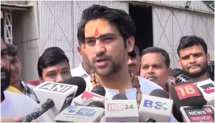 ShrrinG's tweet card. While talking to the press reporters in Raipur, Chhattisgarh, Bageshwar Dham said that Hindus must unite and fight for Sanatan Dharma. | OpIndia News