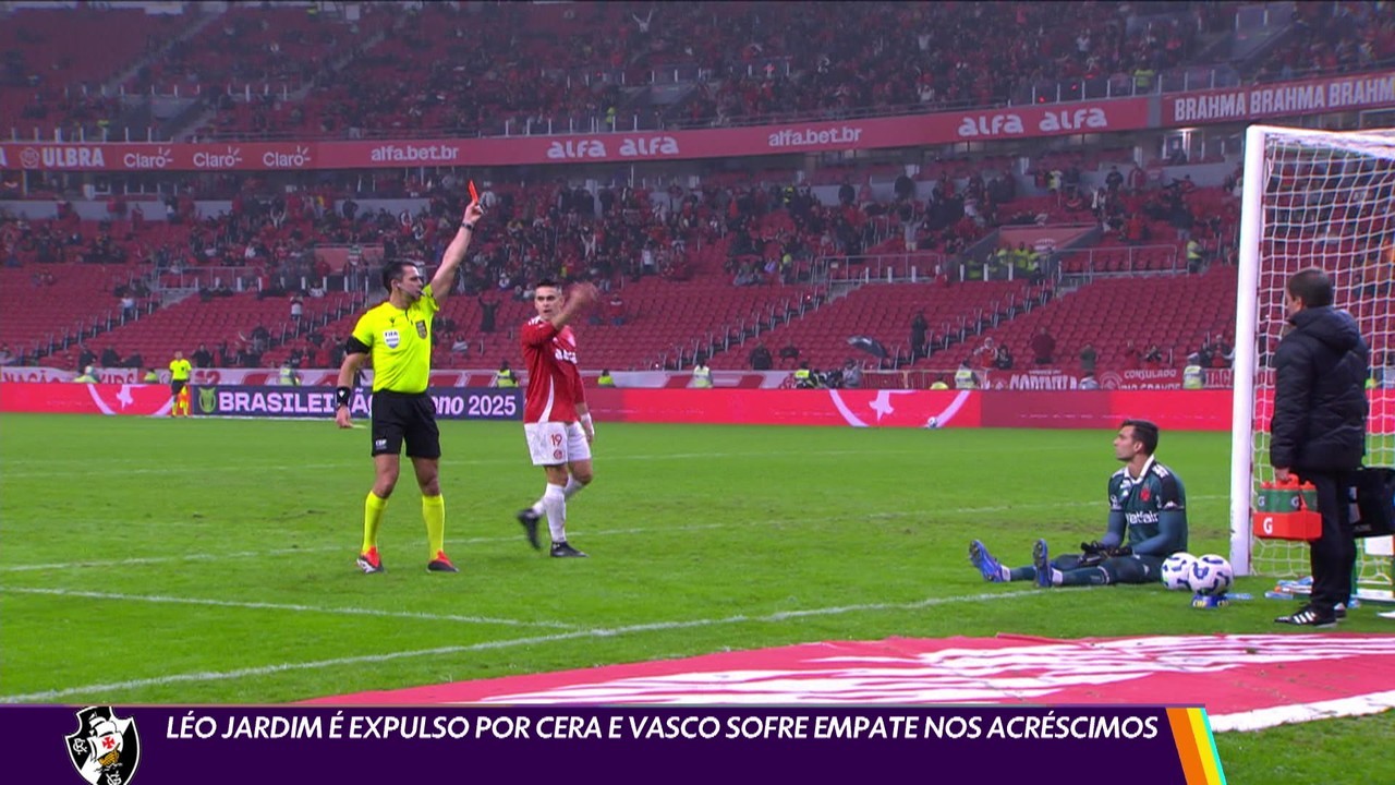 raphazarko's tweet card. Vascaínos protestaram por expulsão de goleiro no segundo tempo de empate contra o Internacional, em Porto Alegre. Cariocas venciam por 1 a 0 com 11 contra 11