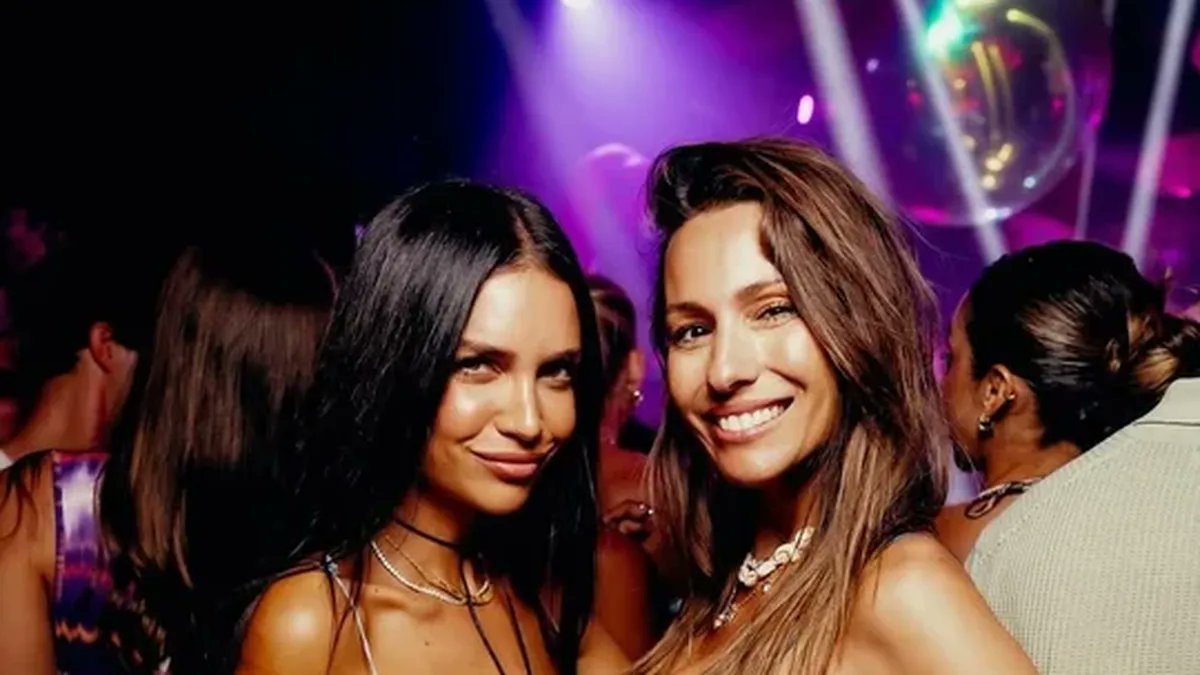 minutounocom's tweet card. La modelo viajó con amigas tras confirmar su separación y coincidió en una fiesta con una expareja de la actriz.