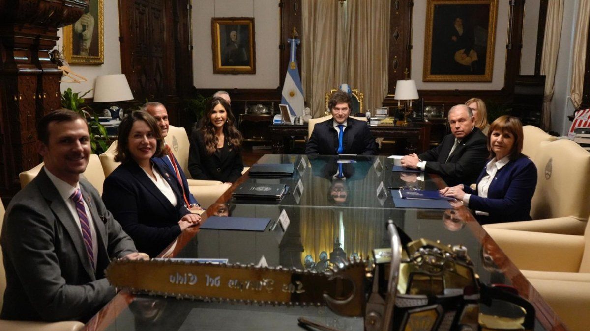 minutounocom's tweet card. El Presidente y Patricia Bullrich se reunieron con la funcionaria trumpista Kristi Noem y firmaron una declaración de intención.