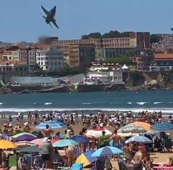 Adnkronos's tweet card. Il filmato da brividi con le riprese della gente che assisteva al Gijón AirShow in Spagna