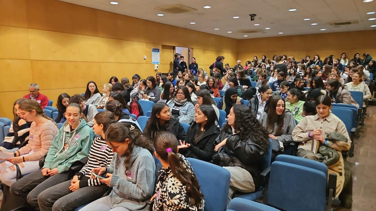 la_UPC's tweet card. La estrategia de organizar competiciones únicamente femeninas para alentar el talento científico funciona en el caso de informática y matemáticas que tiene sus