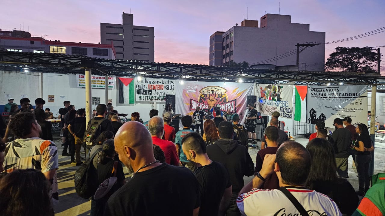 AcierAndy's tweet card. Nesse último domingo, 29 de junho, professores, estudantes secundaristas e setores da população de Santo André deram um verdadeiro show na cidade para dizer não à militarização das escolas.