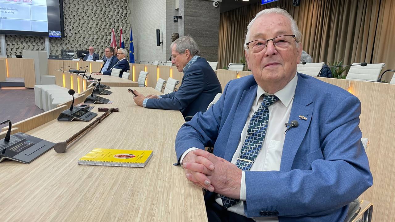 Piet_Heyn's tweet card. Het oudste raadslid van Nederland, Dré Rennenberg (87) uit Eindhoven, krijgt sinds dit jaar geen toeslag meer die zijn jongere collega's wel krijgen. En dat maakt hem boos. Die toeslag krijgen de...