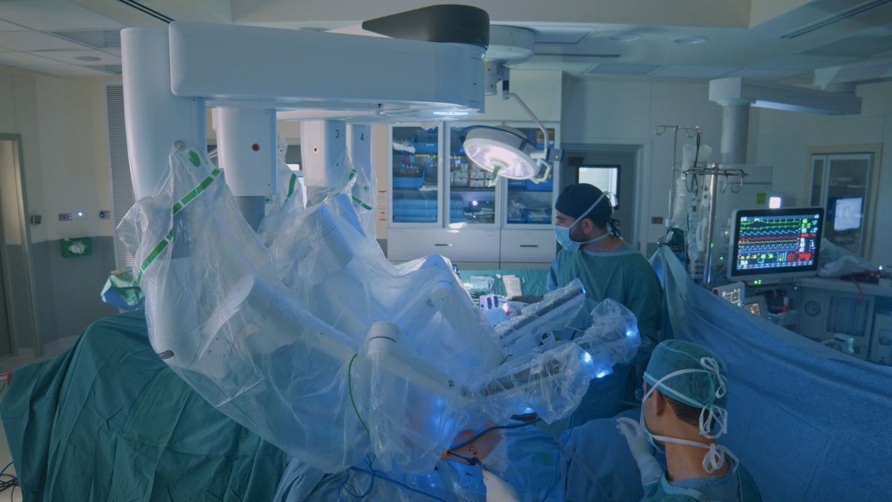 DrPerezBernal's tweet card. Un hospital en Texas marca un hito en la medicina moderna al usar un robot quirúrgico para realizar un trasplante de corazón sin cirugía tradicional.