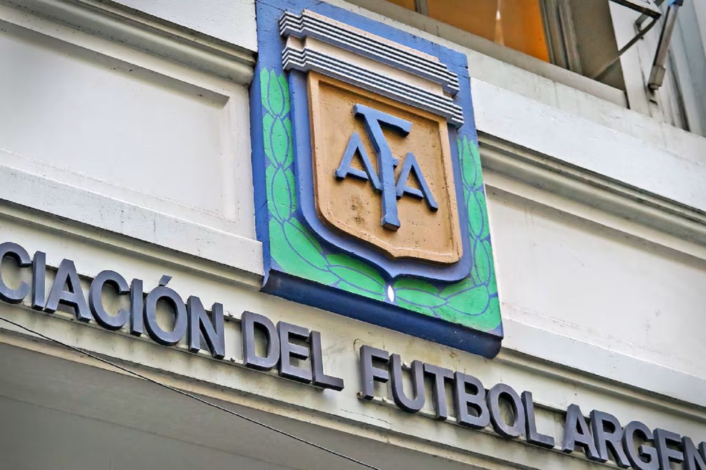 rionegrocomar's tweet card. La medida publicada este lunes en el Boletín Oficial eleva la alícuota del aporte jubilatorio, más un recargo transitorio. Para dimensionar el privilegio, el ministro citó que Vélez Sarsfield debería...