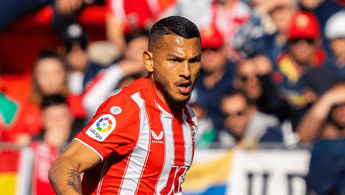 Estadio_ED's tweet card. El ya ex jugador del Almería firma por el Sporting CP tal y como ha informado el conjunto indálico en la tarde de este lunes