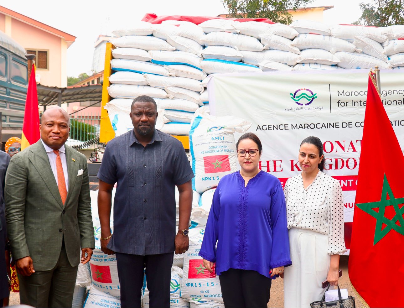 barlamanefr's tweet card. Le ministre des affaires étrangères du Ghana, Samuel Okudzeto Ablakwa, a procédé lundi 28 juillet à la remise de 2 000 tonnes d’engrais au ministère ghanéen de l’agriculture, don octroyé par le...